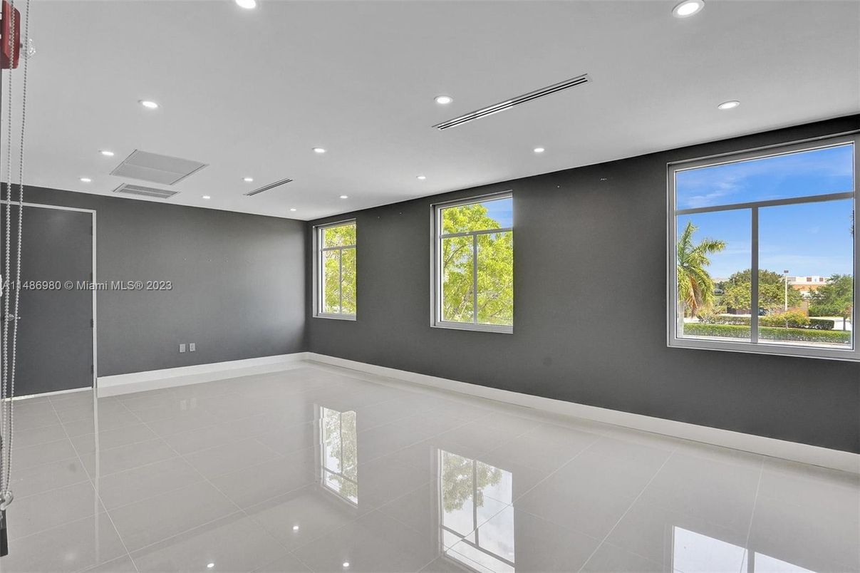 Empty room, Interior, Recessed Lighting