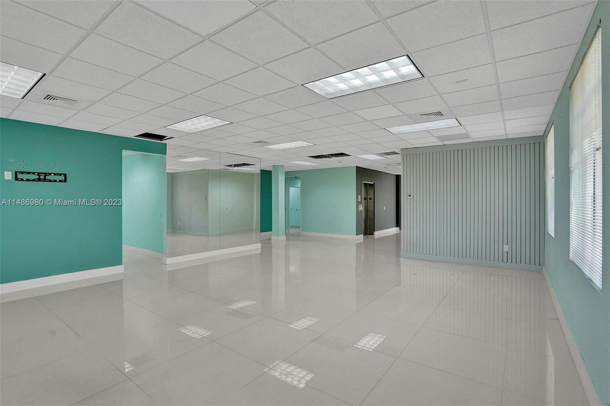 Empty room, Interior, Recessed Lighting