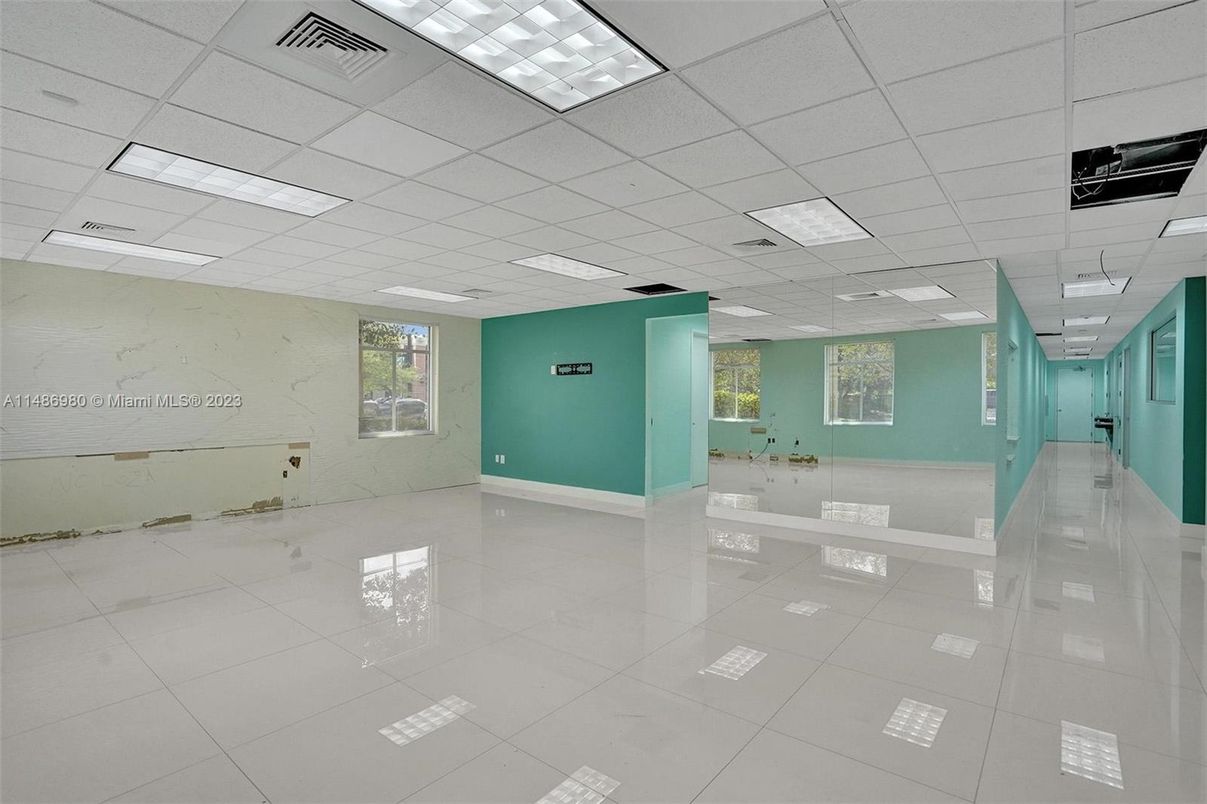 Empty room, Interior, Recessed Lighting