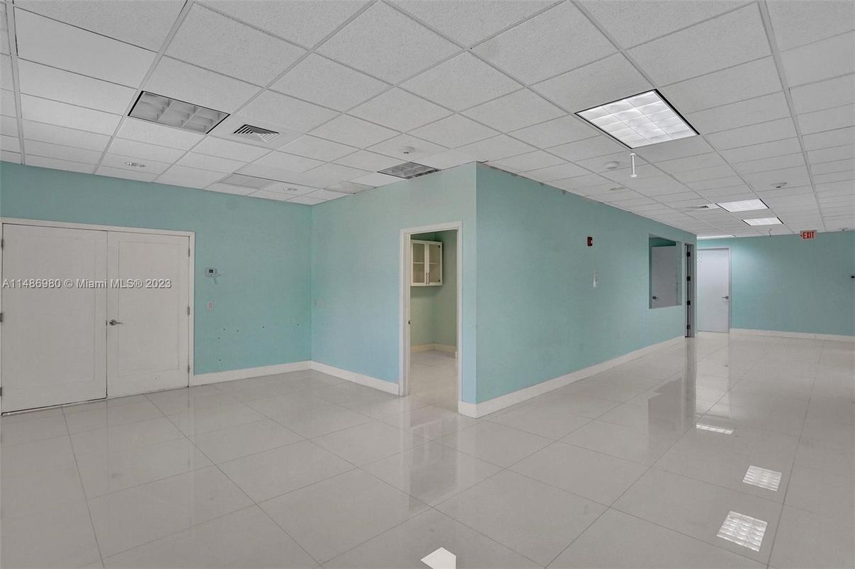 Empty room, Interior, Recessed Lighting