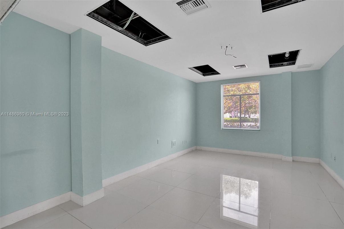 Empty room, Interior