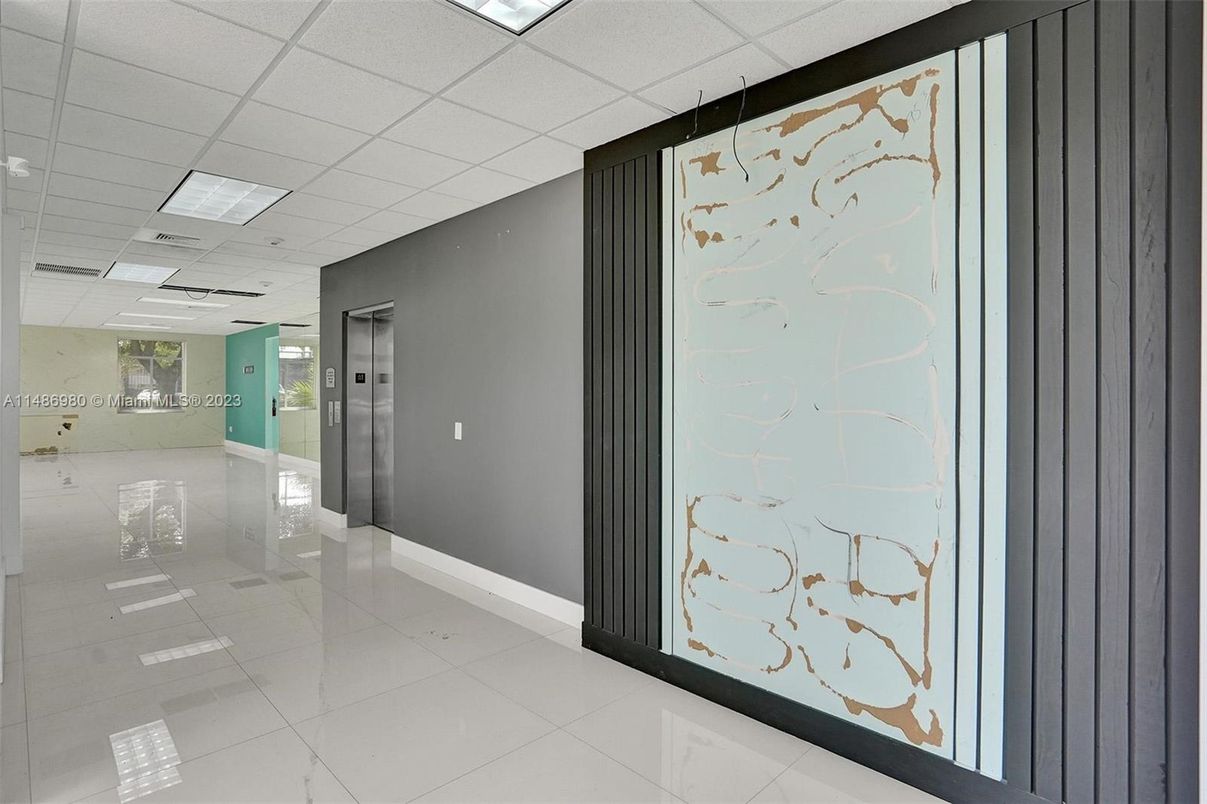 Empty room, Interior, Recessed Lighting