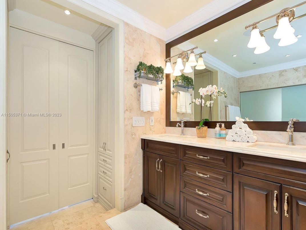 Bathroom, Dual Sink Vanities, Interior, Recessed Lighting