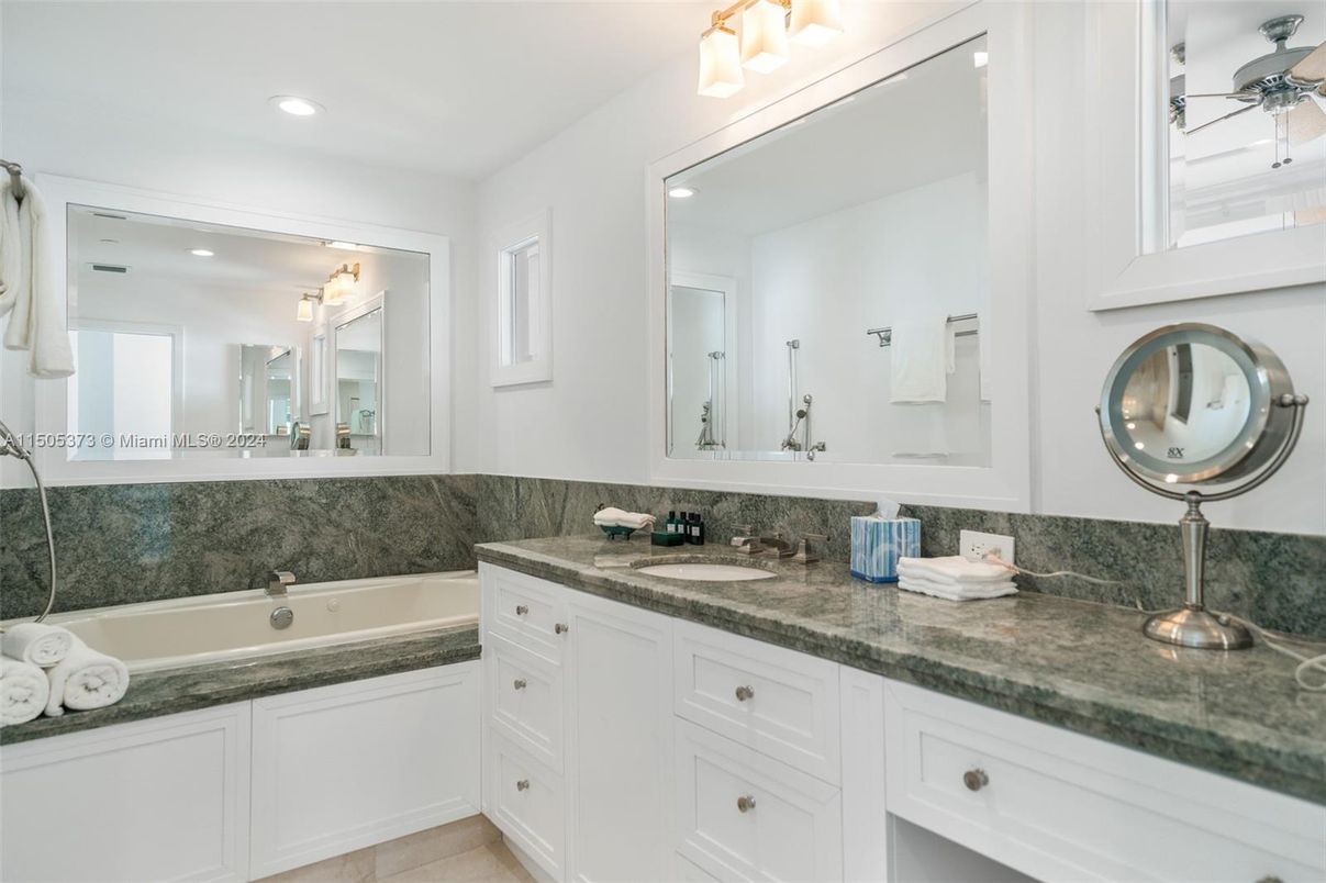 Bathroom, Dual Sink Vanities, Interior, Recessed Lighting