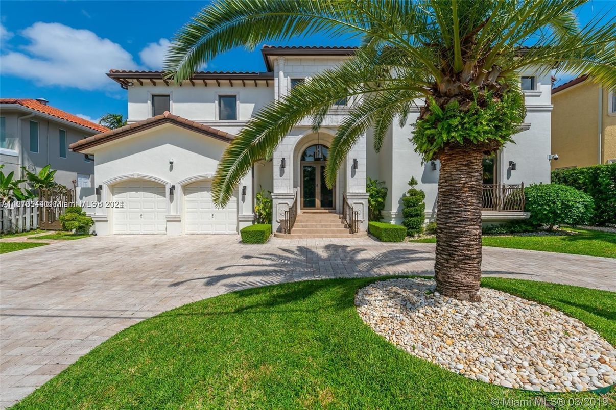 Attached, Exterior, Facade, Mediterranean