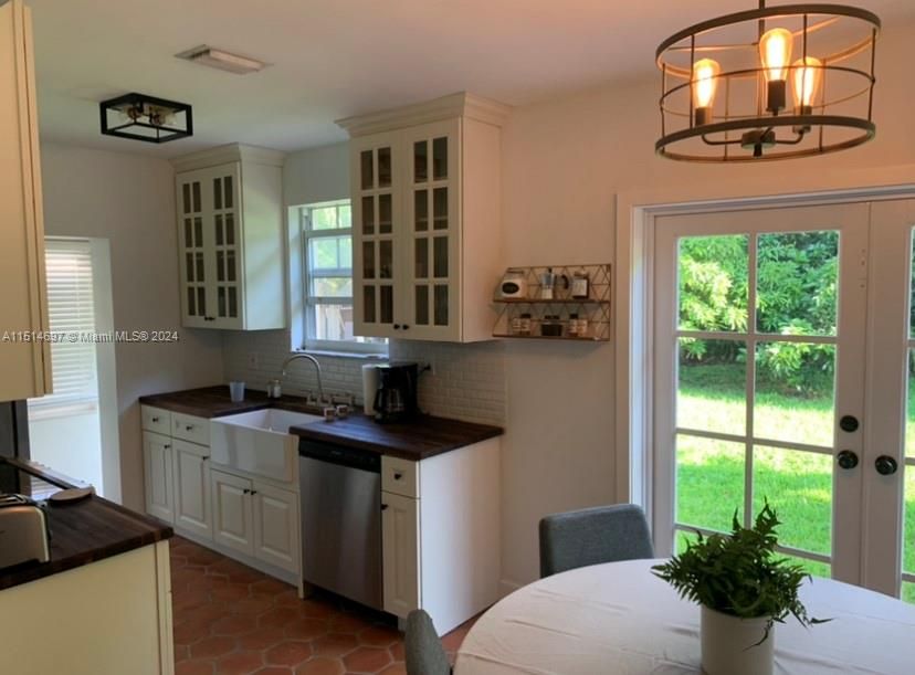 Chandelier, Dining room, Interior, Kitchen