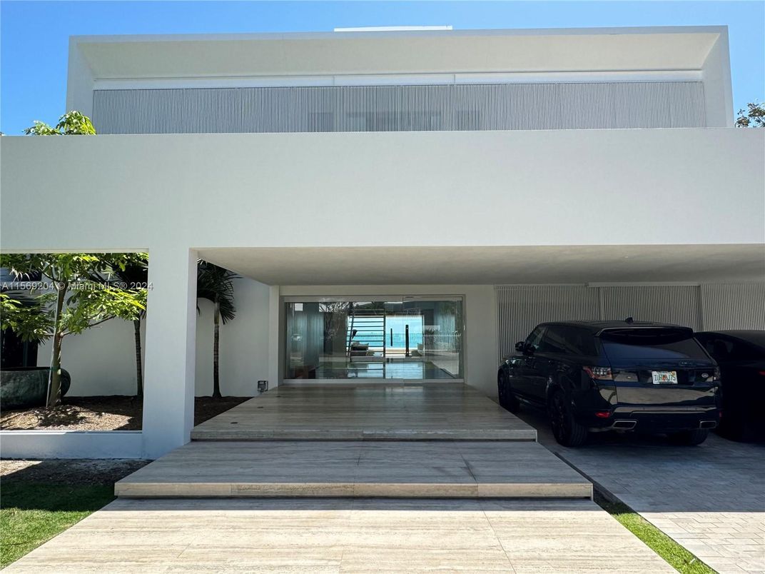 Exterior, Facade, Modern