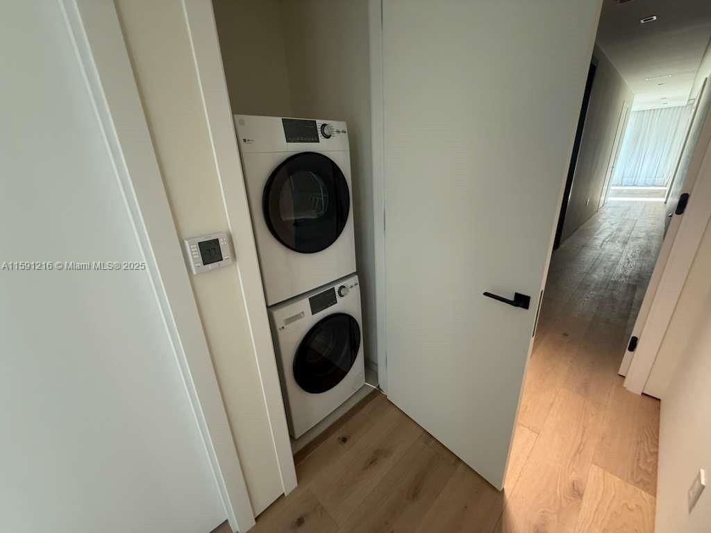 Interior, Utility Closets, Washer, Wood Texture Flooring