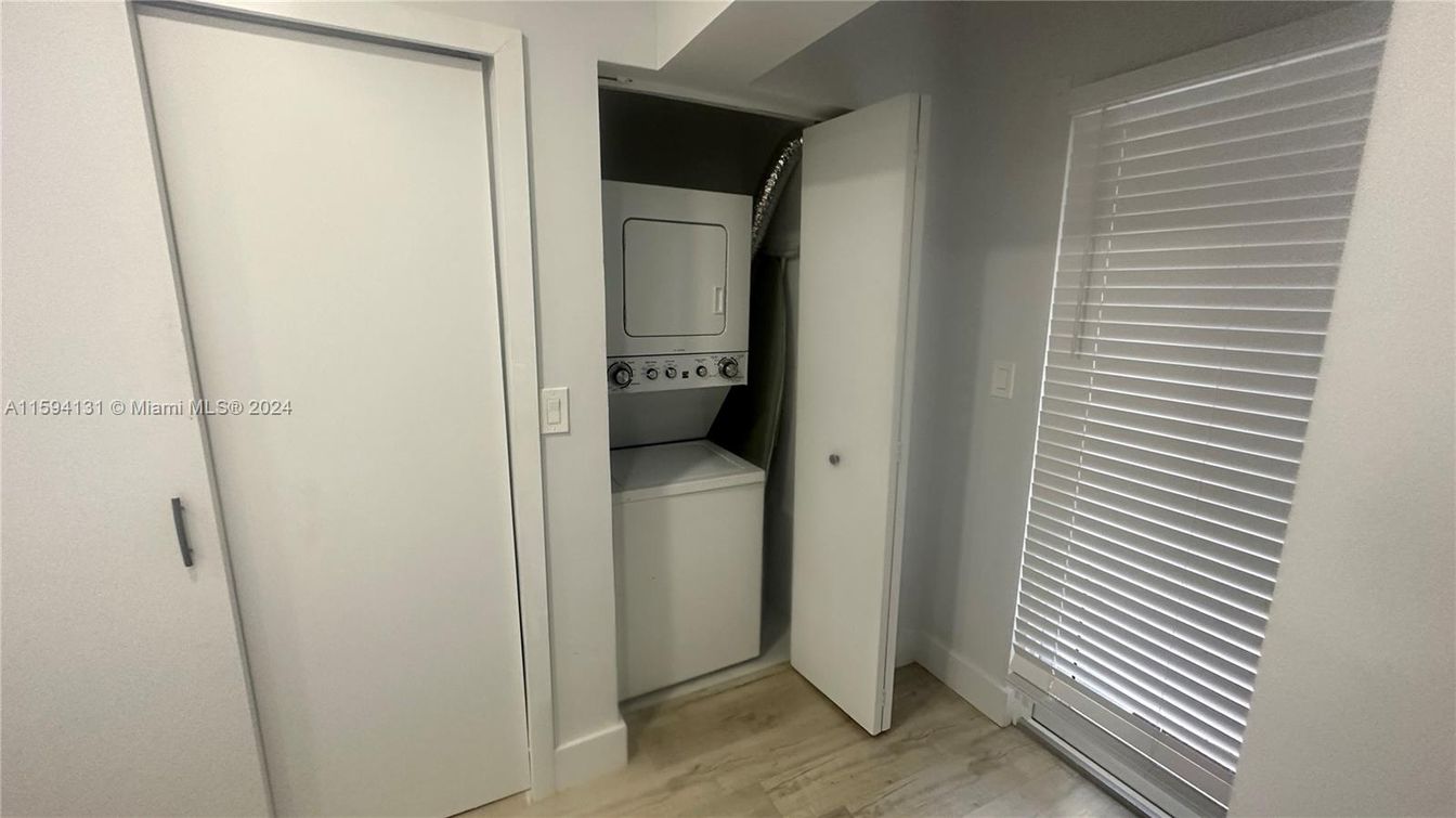 Interior, Utility Closets, Washer, Wood Texture Flooring