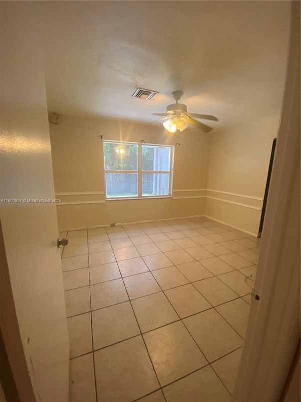 Empty room, Interior