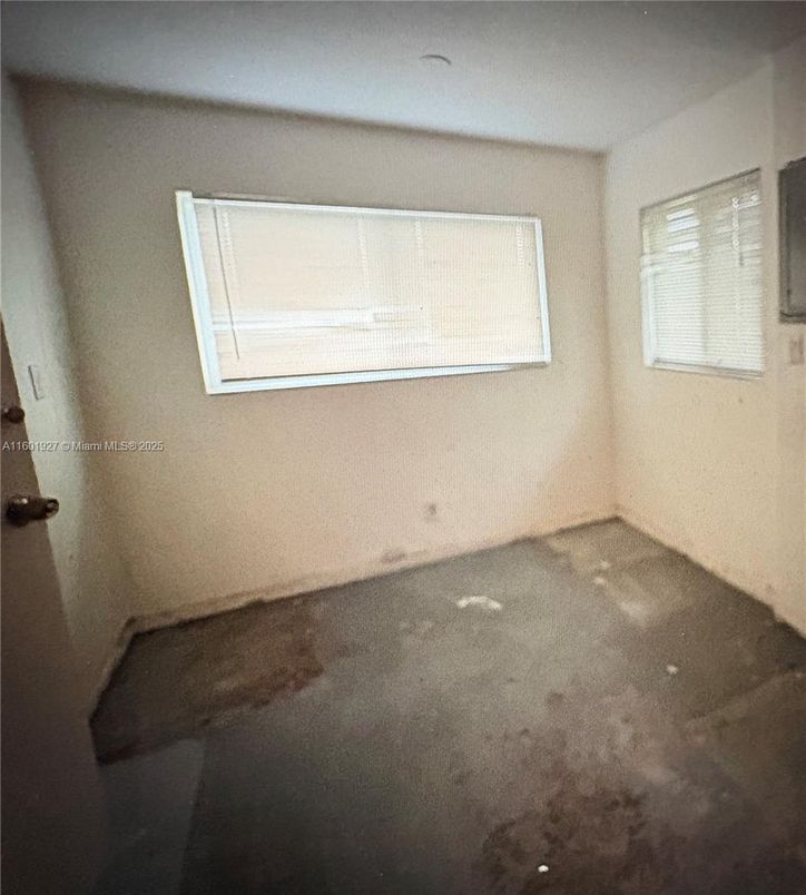 Empty room, Interior