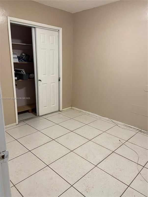 Empty room, Interior