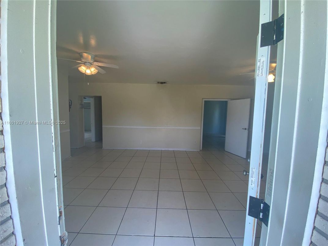 Empty room, Interior