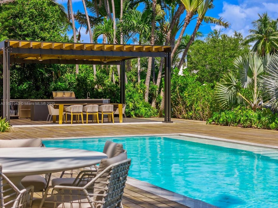 Exterior, Outdoor Kitchen, Pool