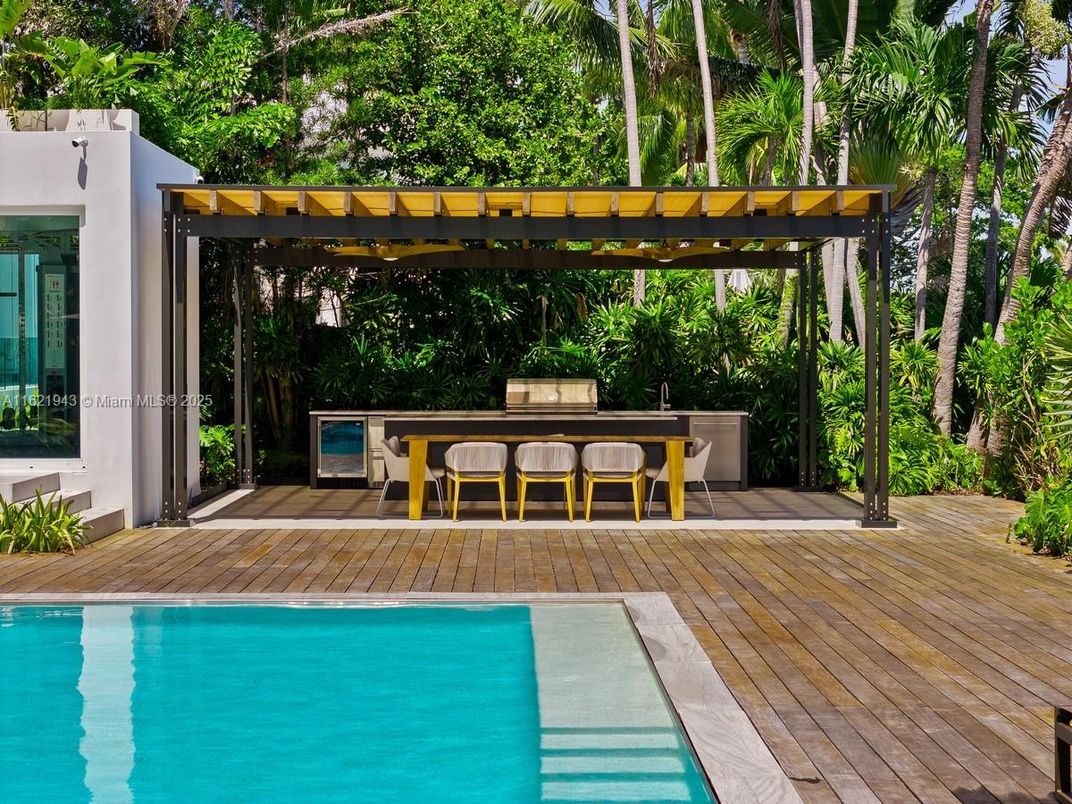 Exterior, Outdoor Kitchen, Pool
