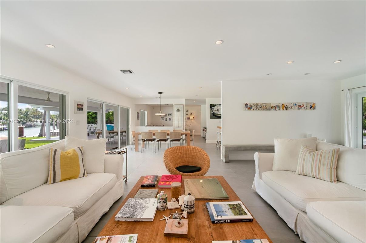 Dining room, Interior, Living room, Pendant Lights, Recessed Lighting