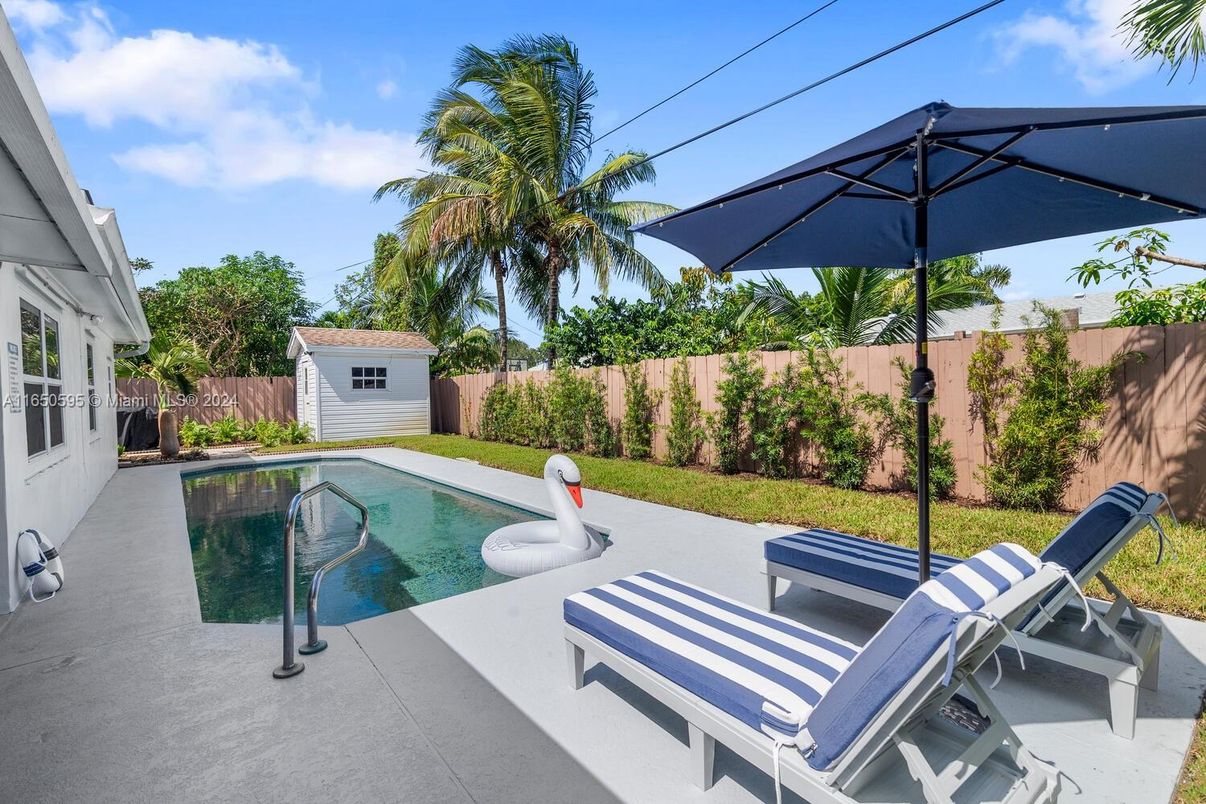 Exterior, Pool