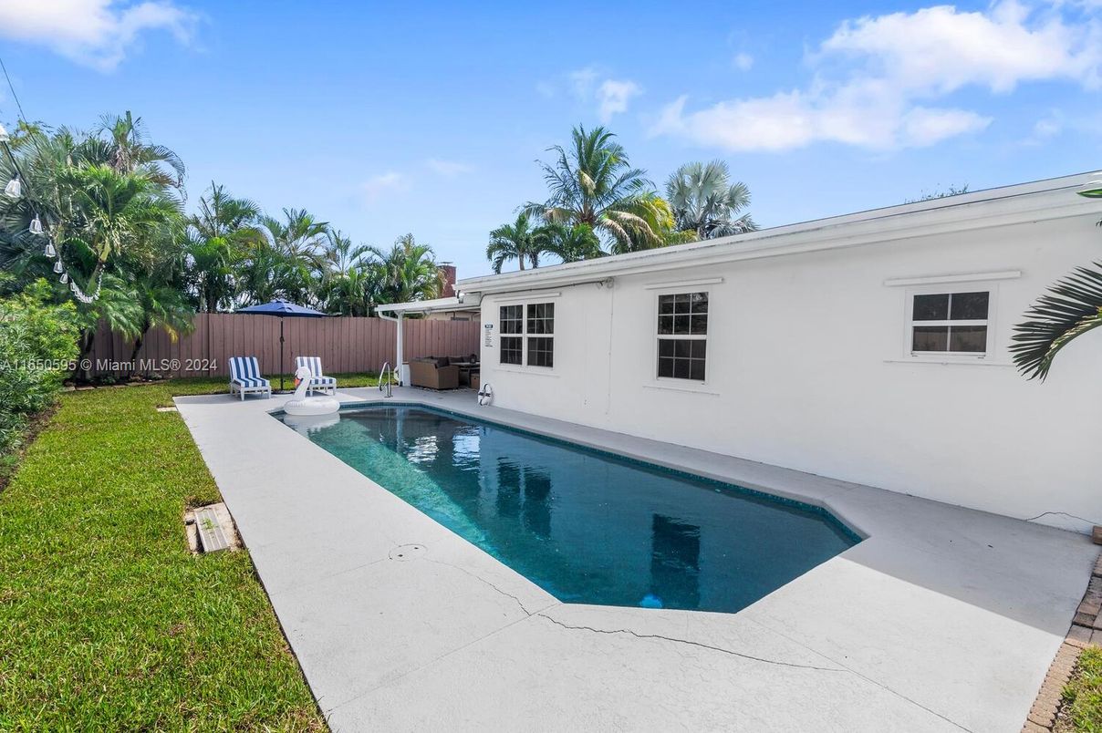Exterior, Pool