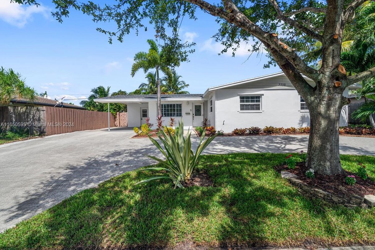 Backyard, Exterior, Facade, Ranch