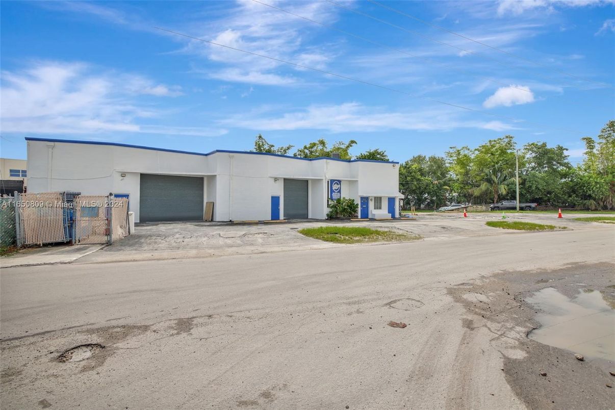 Attached, Backyard, Exterior, Facade, Modern