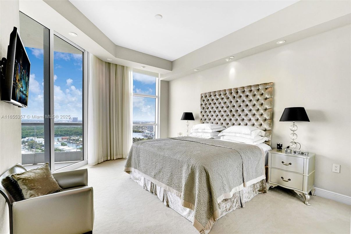 Bedroom, Interior, Recessed Lighting