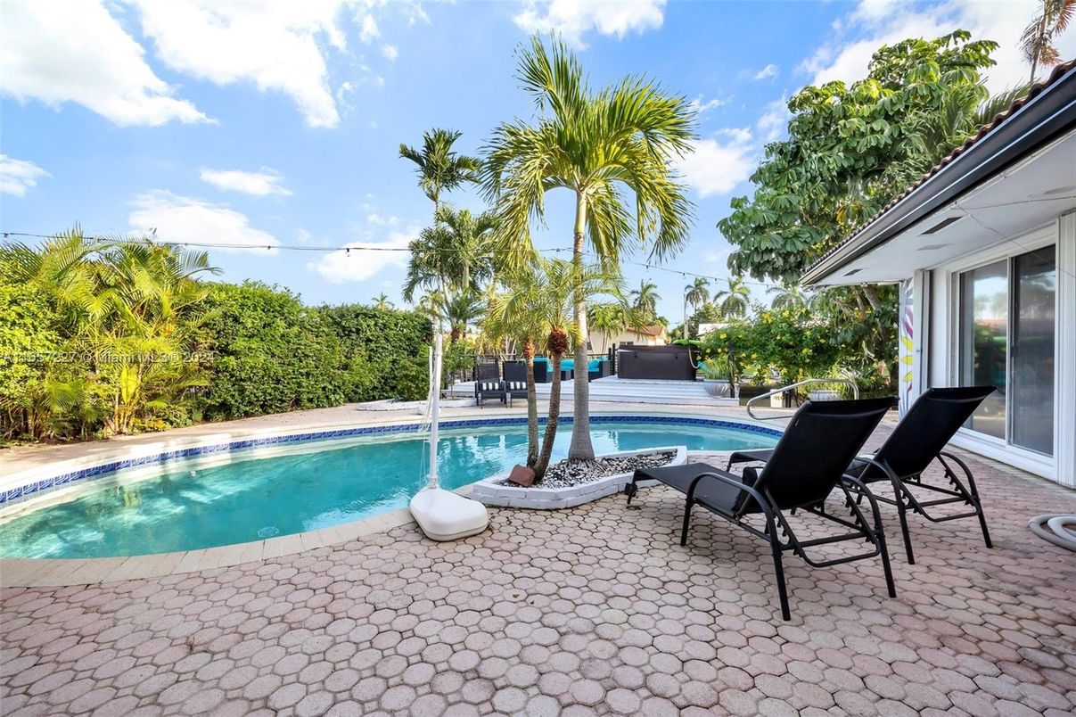 Exterior, Pool