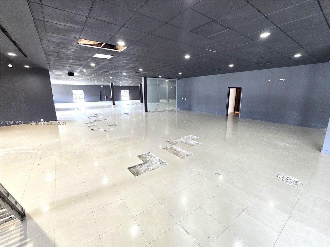 Empty room, Interior, Recessed Lighting