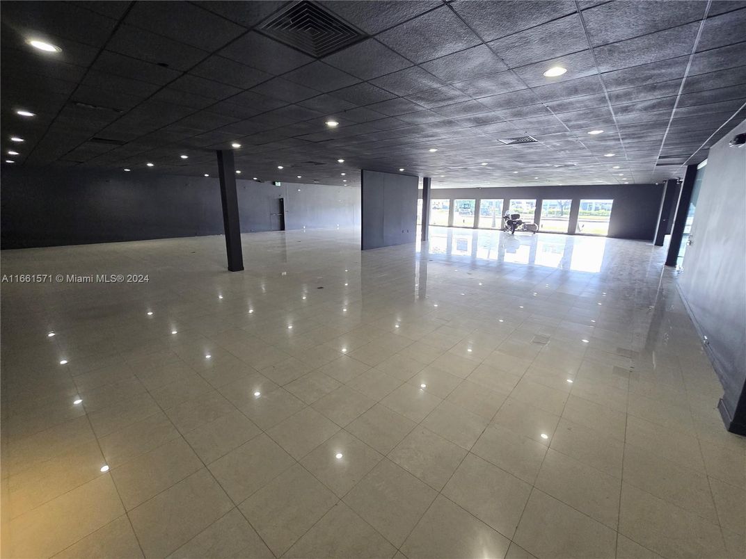 Empty room, Interior, Recessed Lighting