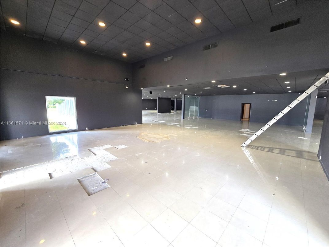 Empty room, Interior, Recessed Lighting