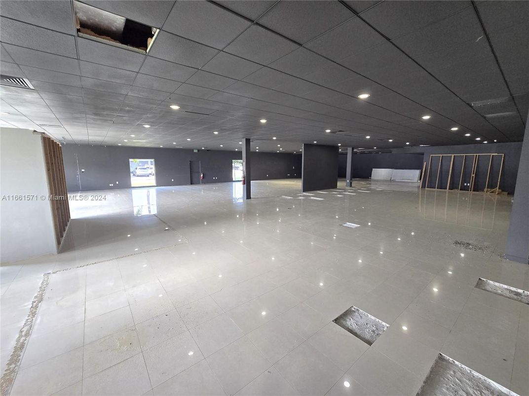 Empty room, Interior, Recessed Lighting