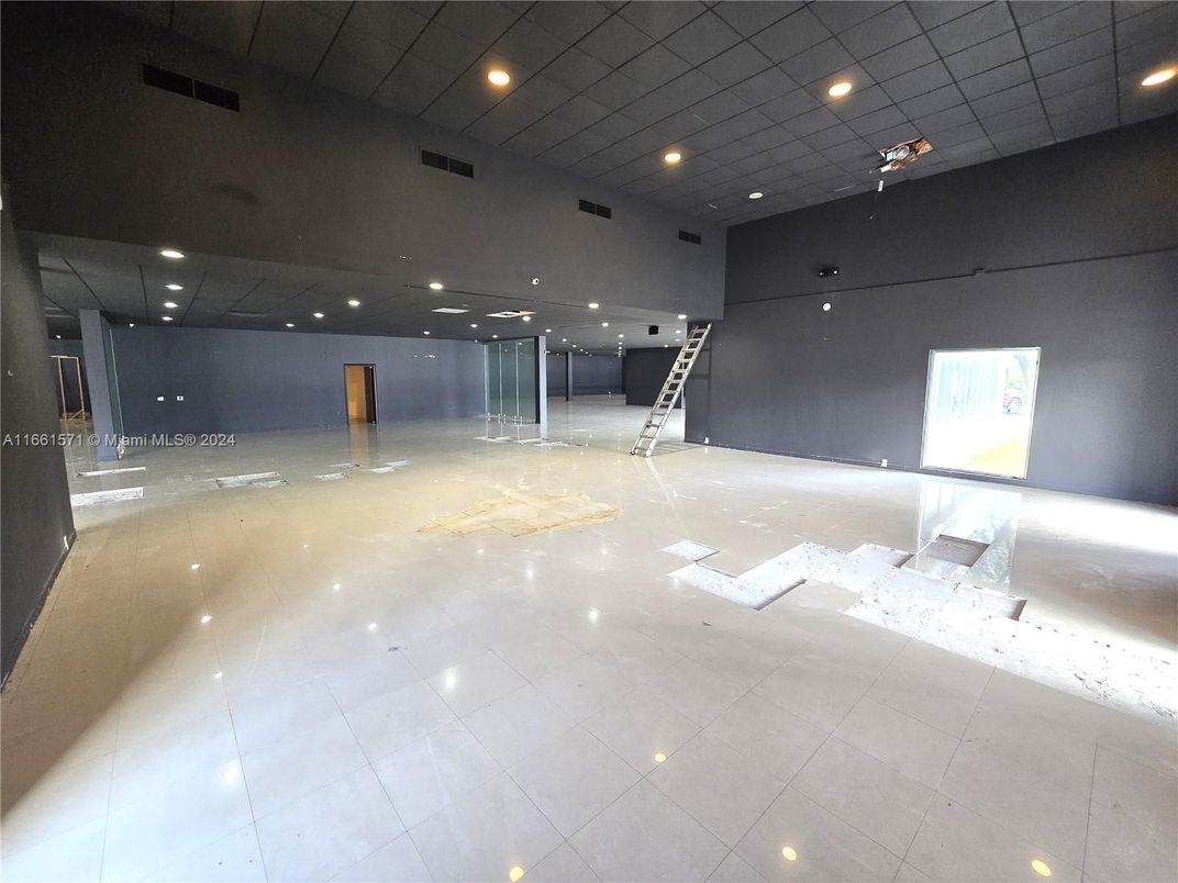 Empty room, Interior, Recessed Lighting