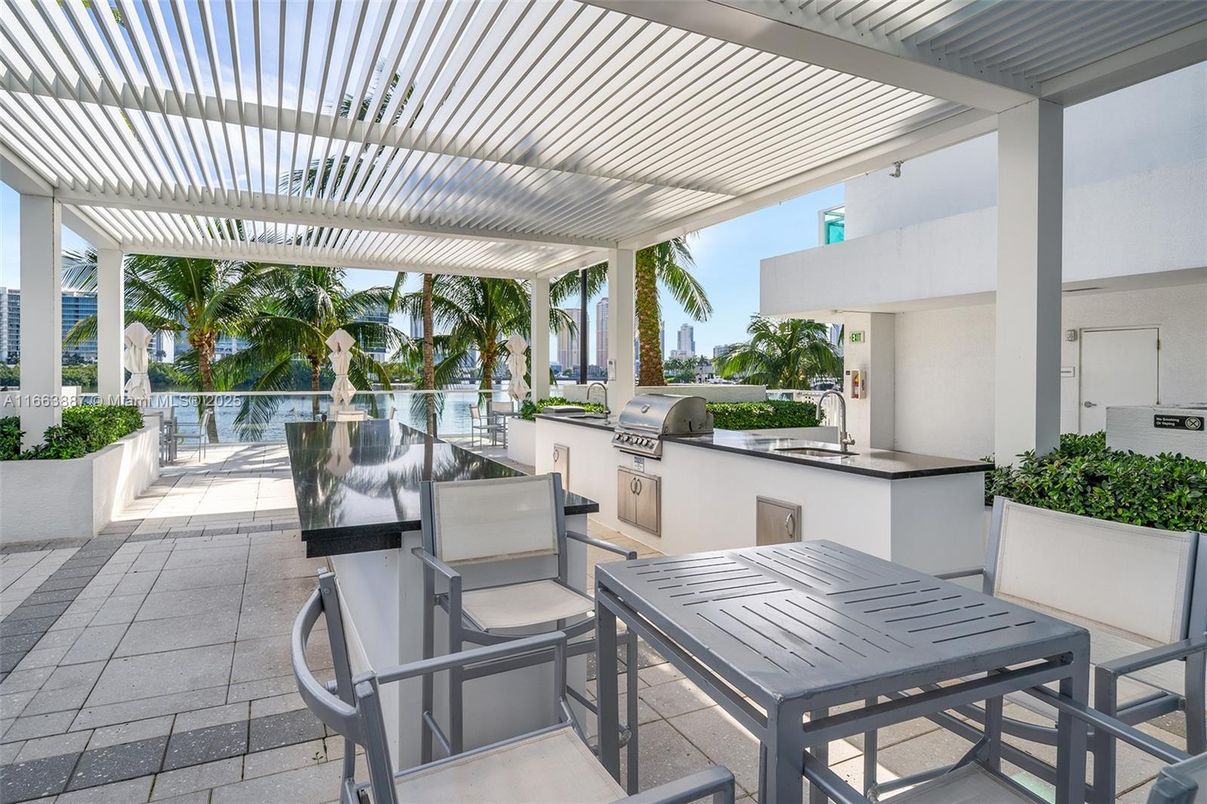 Exterior, Outdoor Kitchen