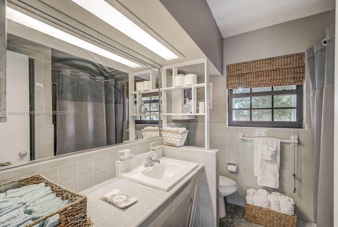 Bathroom, Interior, Tile Countertops
