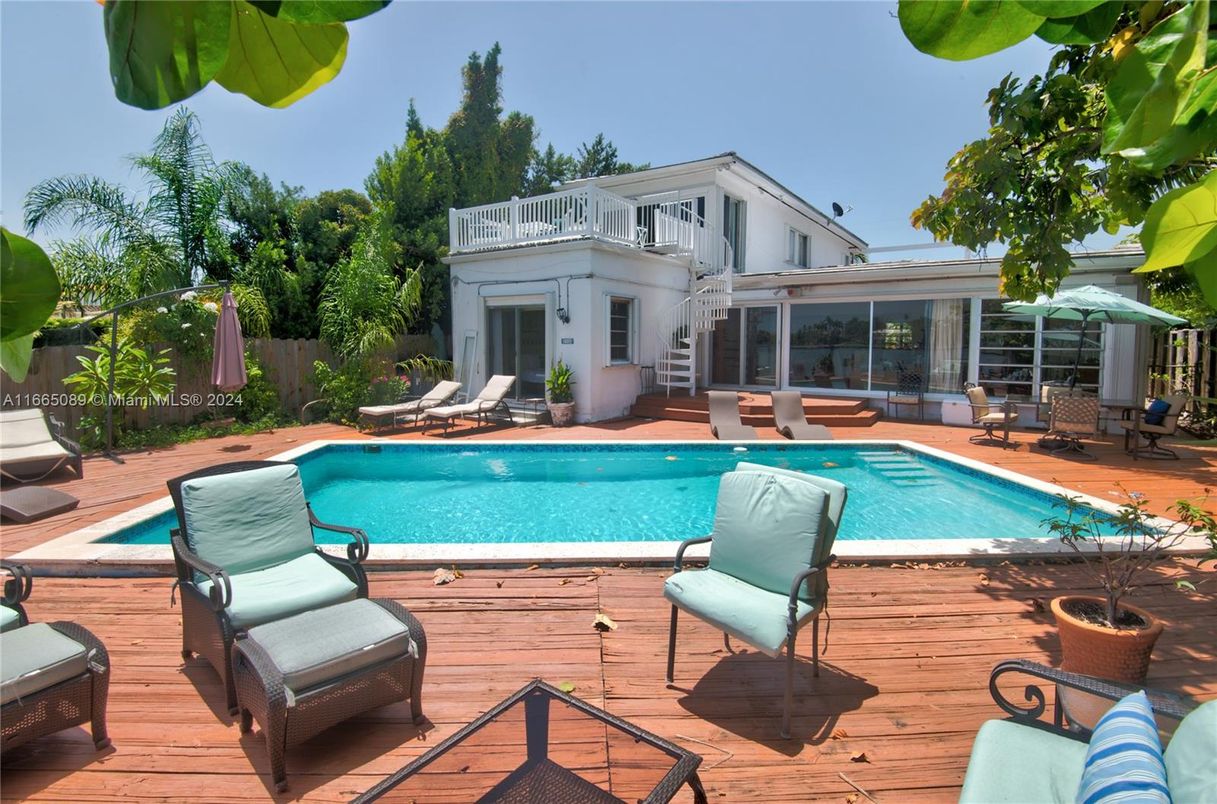 Exterior, Pool