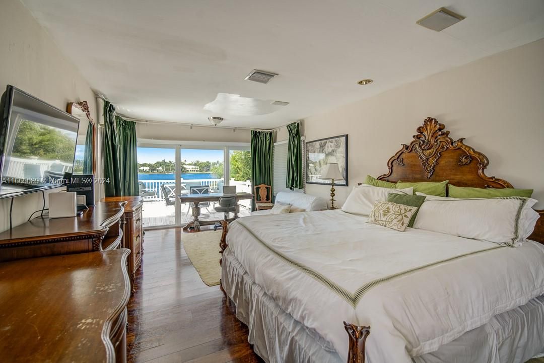 Bedroom, Interior, Water, Wood Texture Flooring