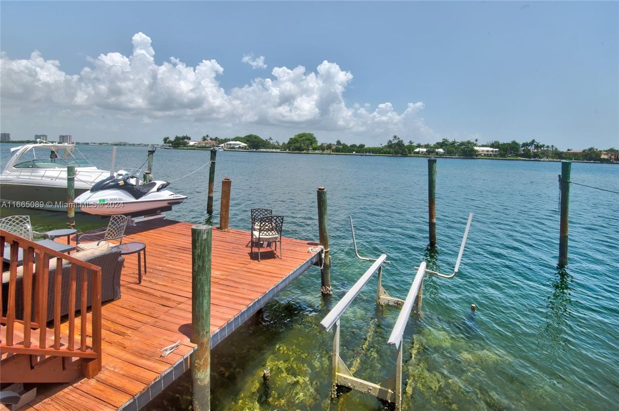 Exterior, Lake