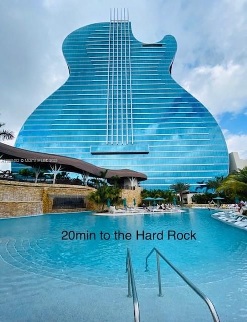 Exterior, Pool