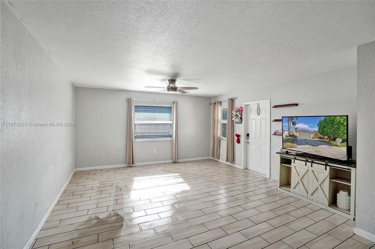 Empty room, Interior