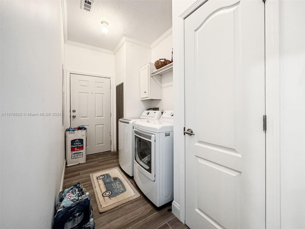 Interior, Washer, Wood Texture Flooring