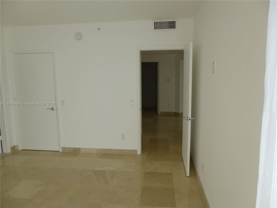 Empty room, Interior
