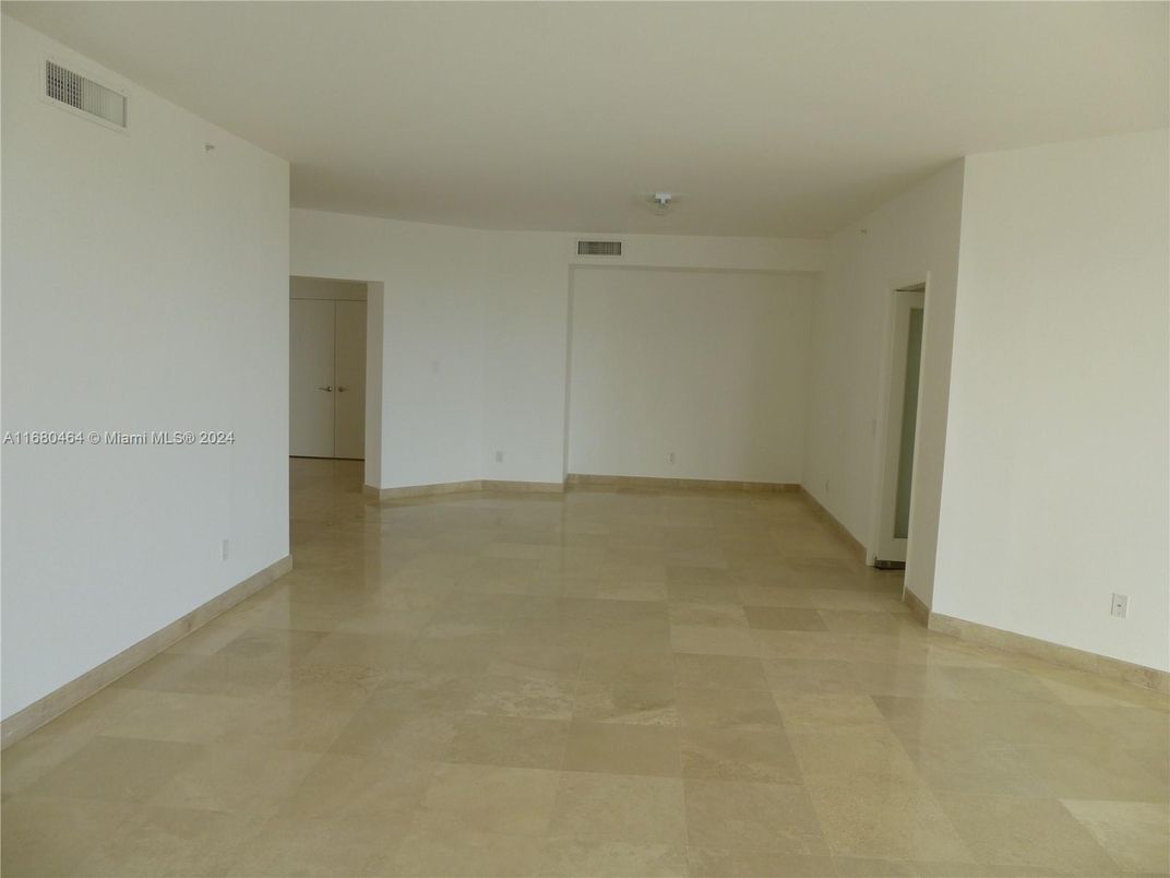 Empty room, Interior