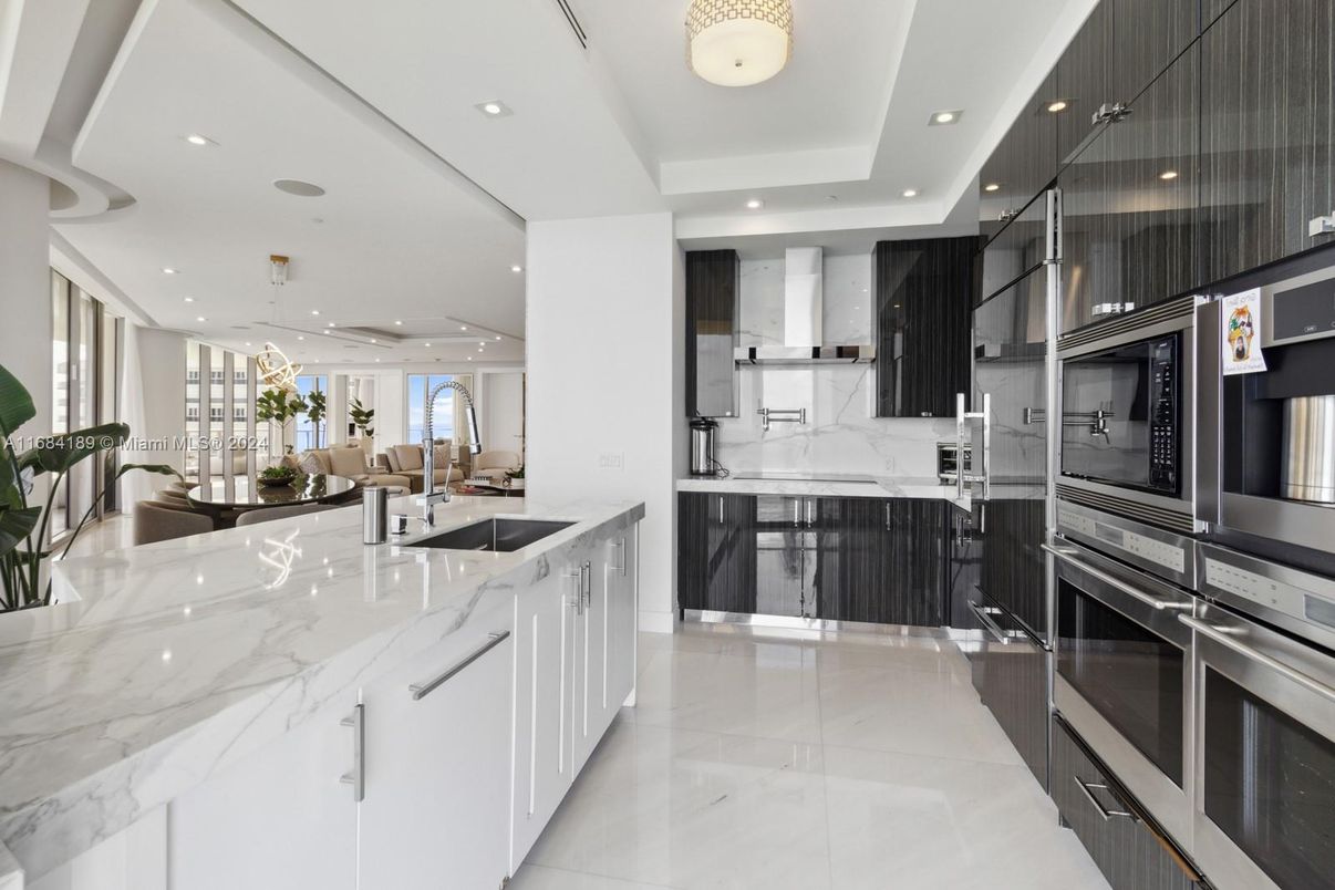 Dining room, Interior, Kitchen, Recessed Lighting, Stainless Steel Appliances