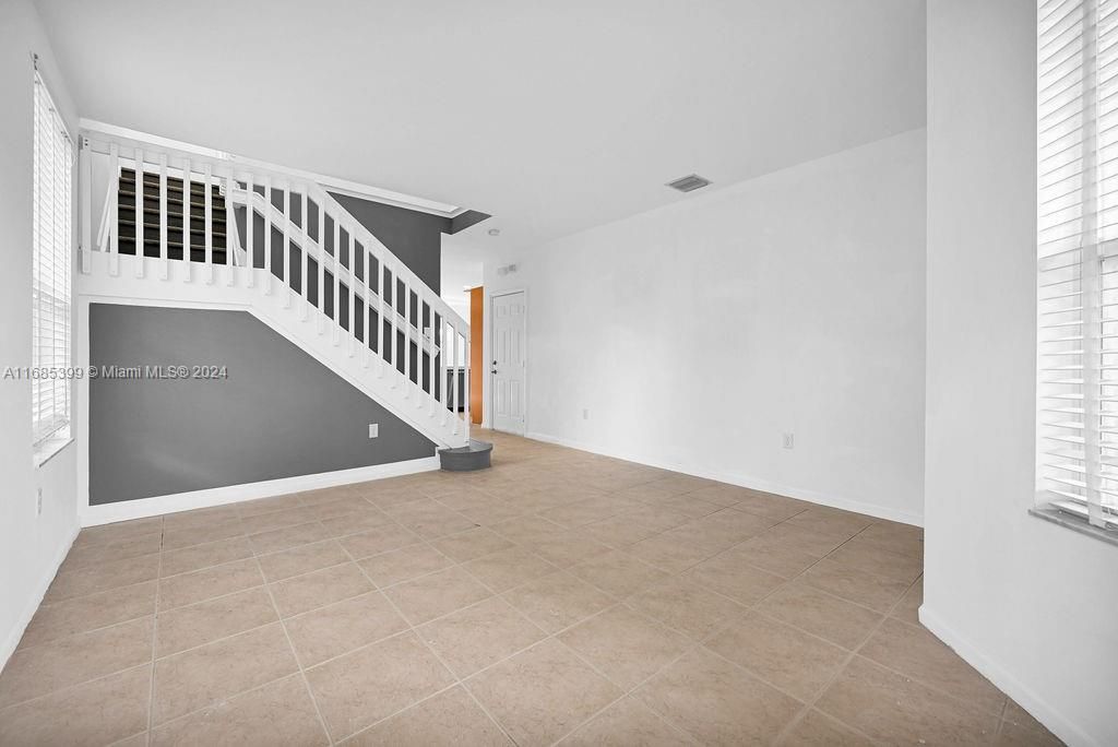 Empty room, Interior