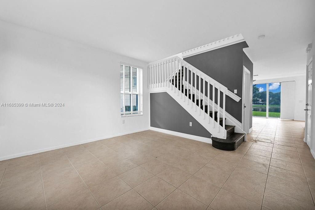 Empty room, Interior