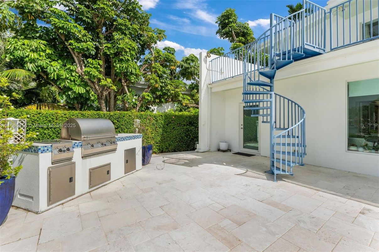 Exterior, Outdoor Kitchen