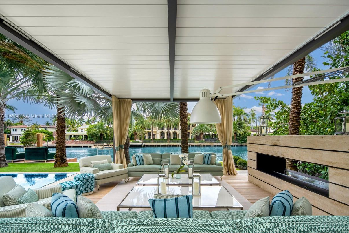 Exterior, Living room, Pool, Water