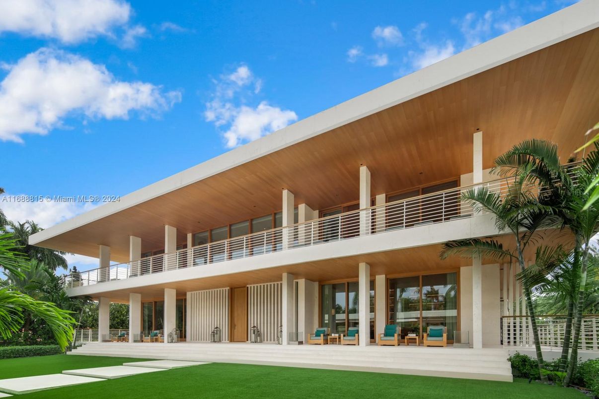 Exterior, Facade, Modern