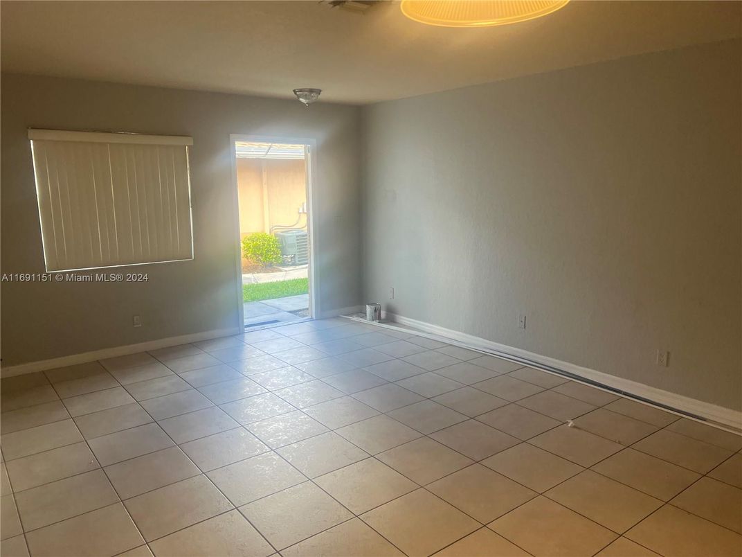 Empty room, Interior