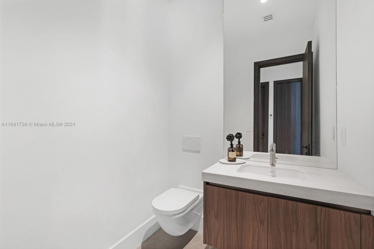 Bathroom, Interior, Recessed Lighting
