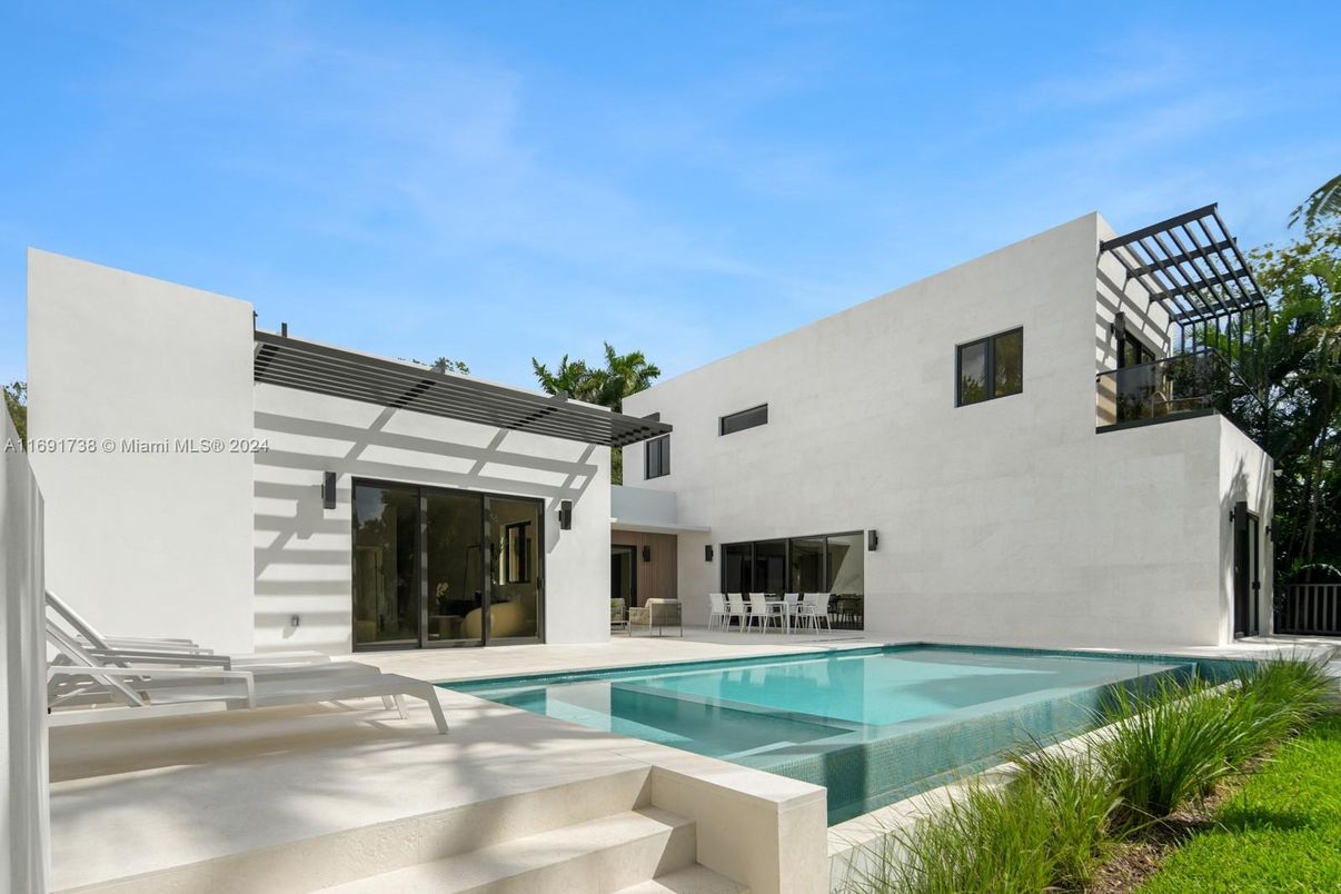 Exterior, Pool